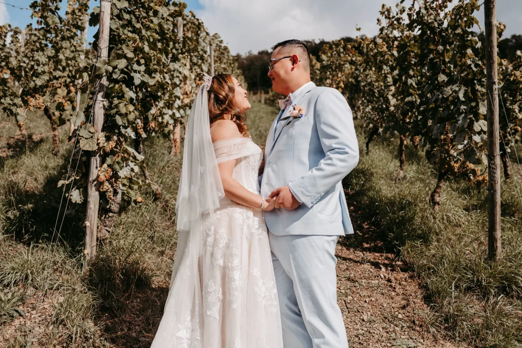 Brautpaarfotos auf Schloss Arenfels in den Weinbergen