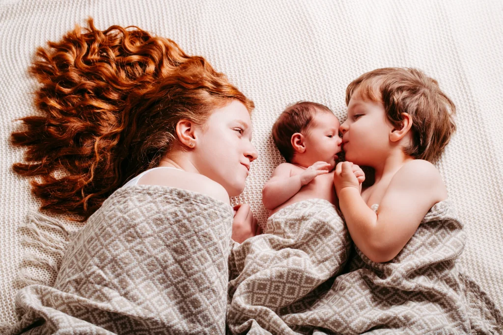 Babyfotos mit Geschwisterkindern