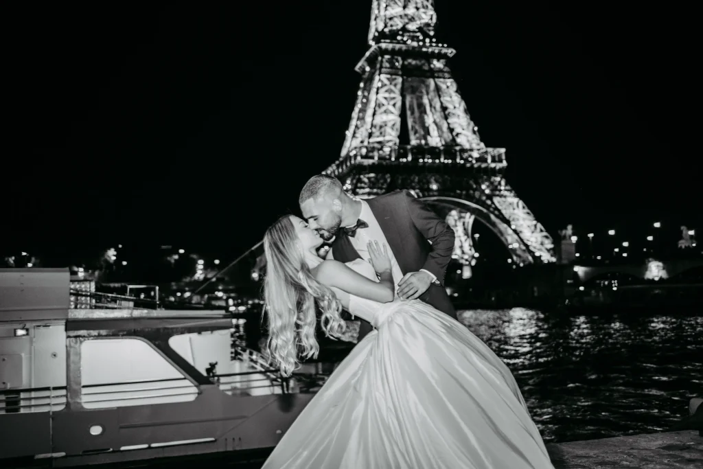Brautpaar küsst sich vor dem Eiffelturm während eines Hochzeitsfotoshootings.