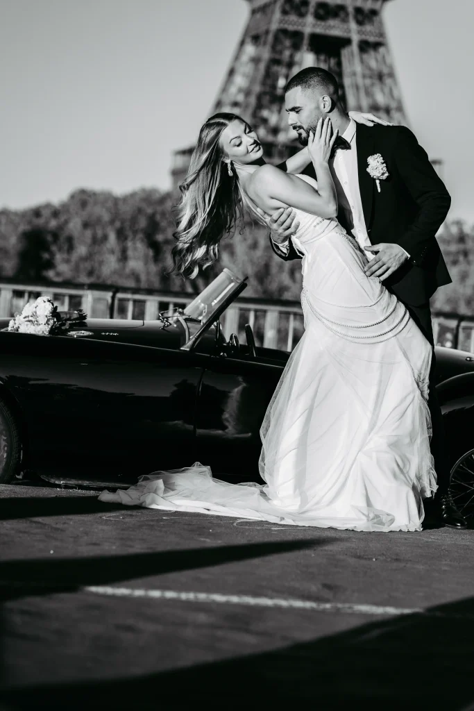 Nahaufnahme von Braut und Bräutigam, die sich vor dem Eiffelturm in Paris anschauen.