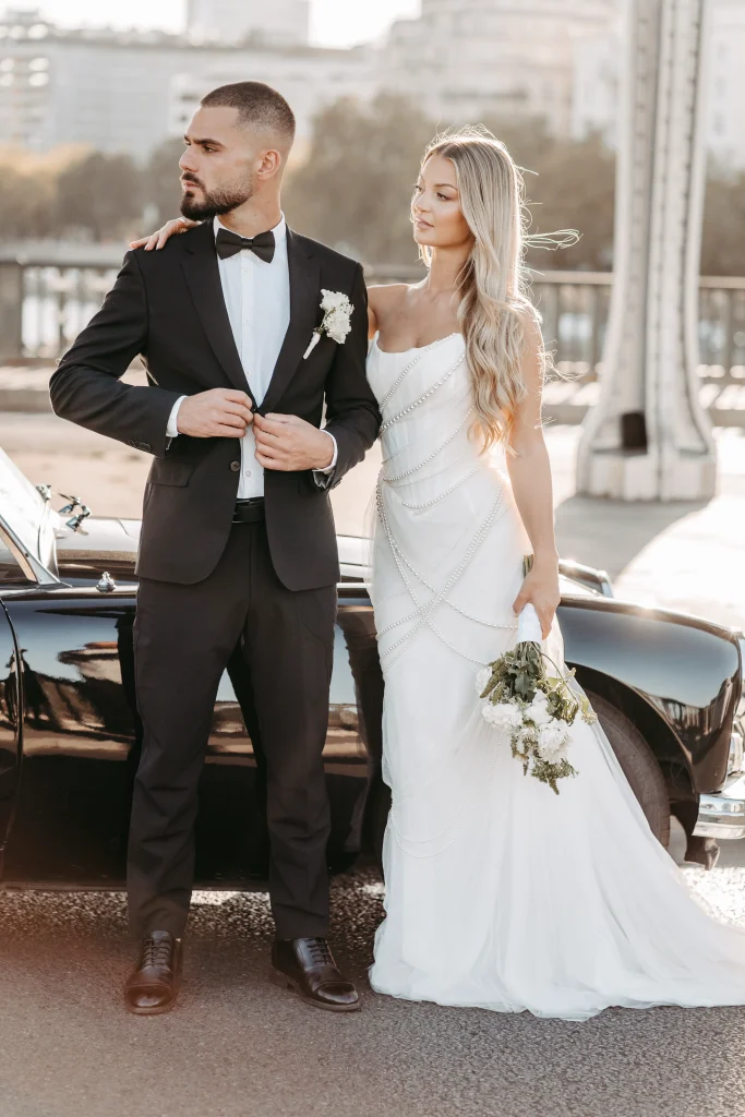 Brautpaar blickt gemeinsam auf den Eiffelturm in Paris am Ende des Shootings.