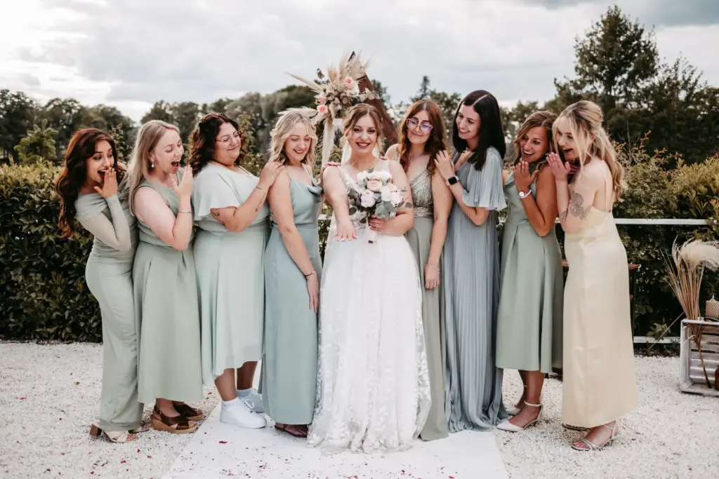 Hochzeitsgäste bei Feier am Herthasee