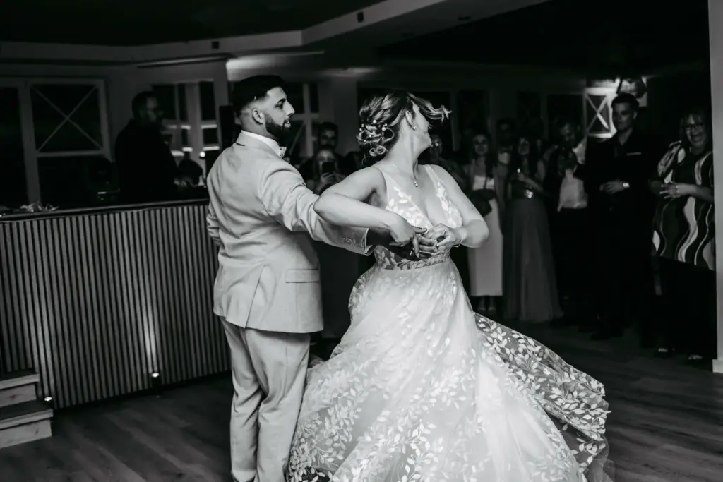 Tanzende Gäste bei Hochzeit Herthasee