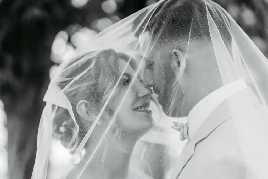 Brautpaar beim Spaziergang am Herthasee