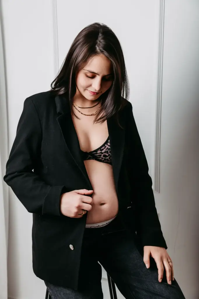 Babybauchbilder mit Partner im Fotostudio