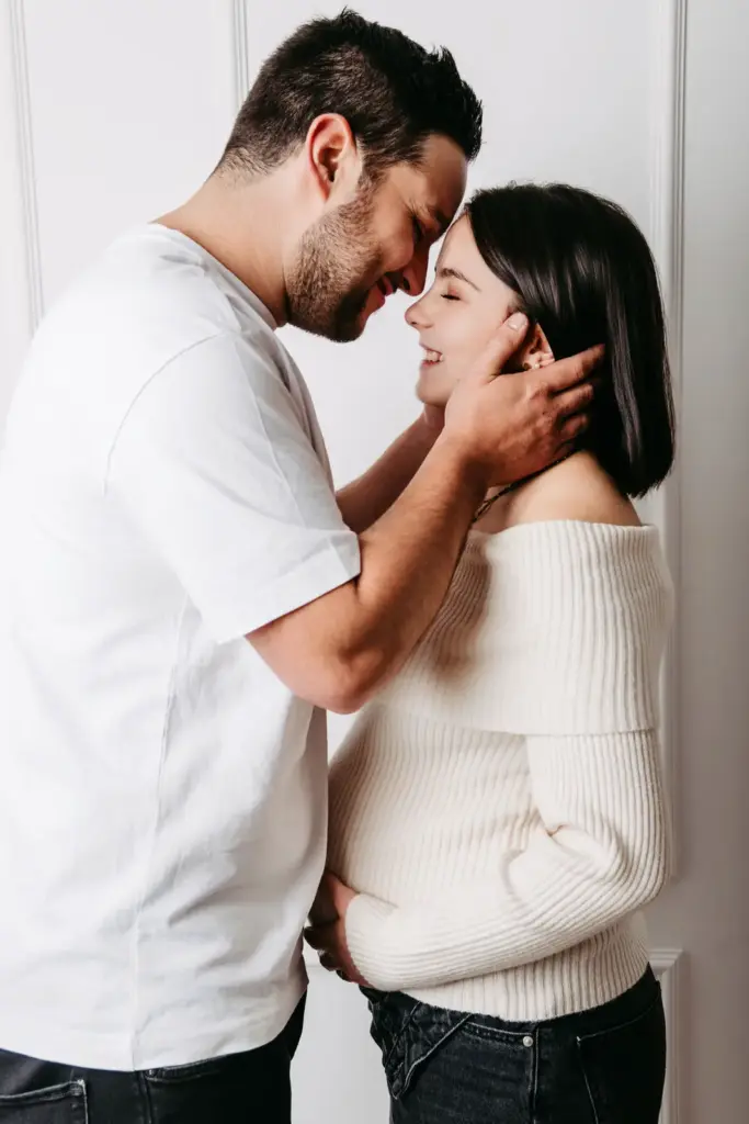 Babybauchbilder mit Partner emotional im Studio