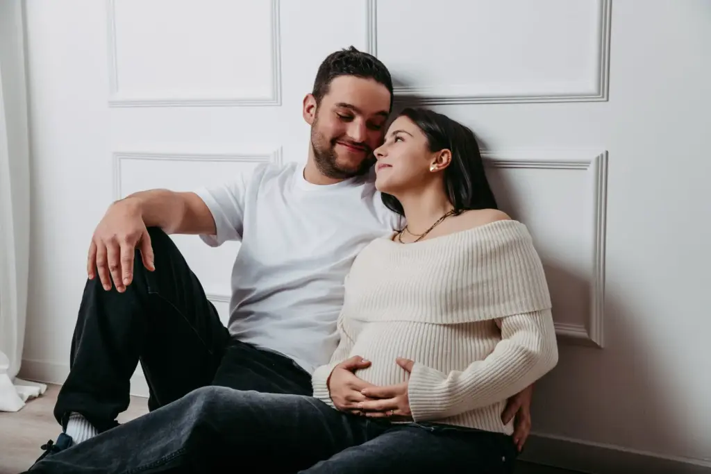 Babybauchfotos Studio Paar natürlich