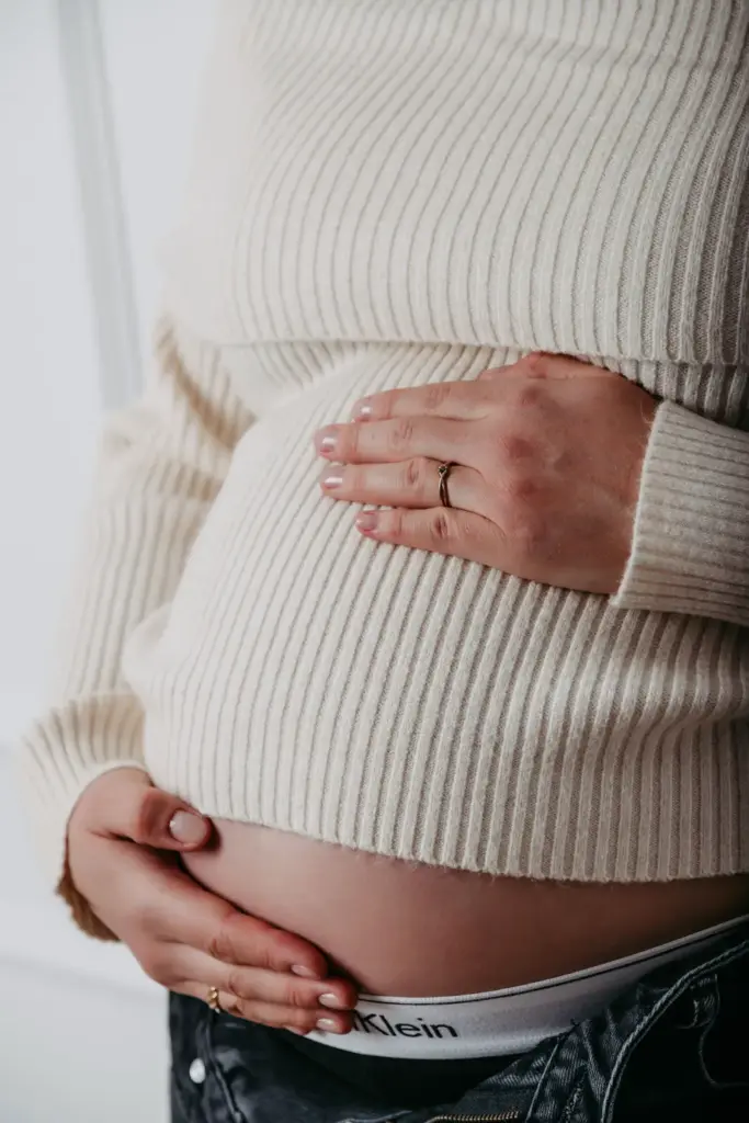 Babybauchbilder Frau im Studio mit natürlichem Licht