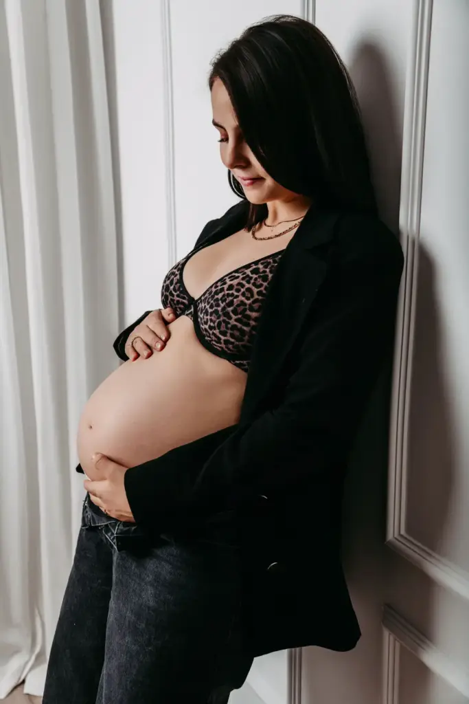 Ruhige Babybauchfotos im Studio mit emotionaler Stimmung