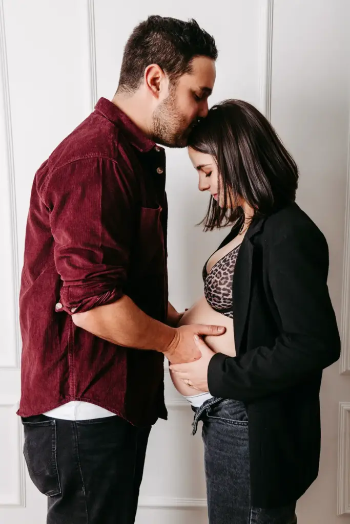 Babybauchbilder im Studio mit Papa, cleanes und emotionales Paarfoto
