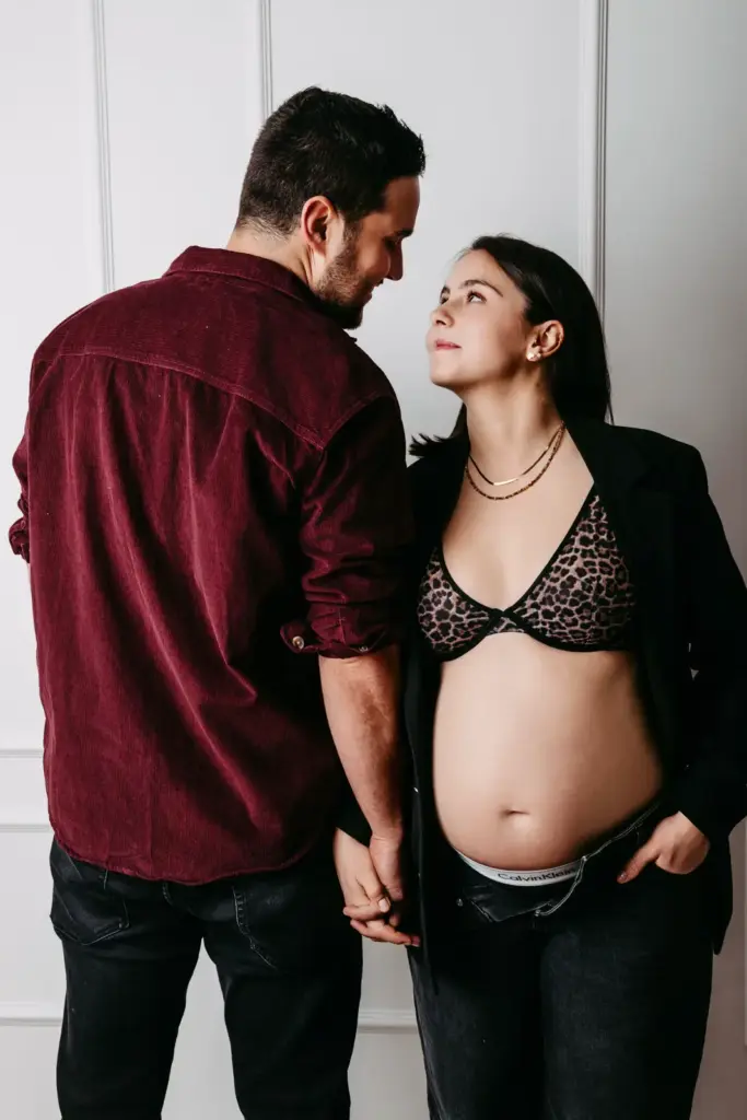 Babybauchbilder Studio natürlich und emotional