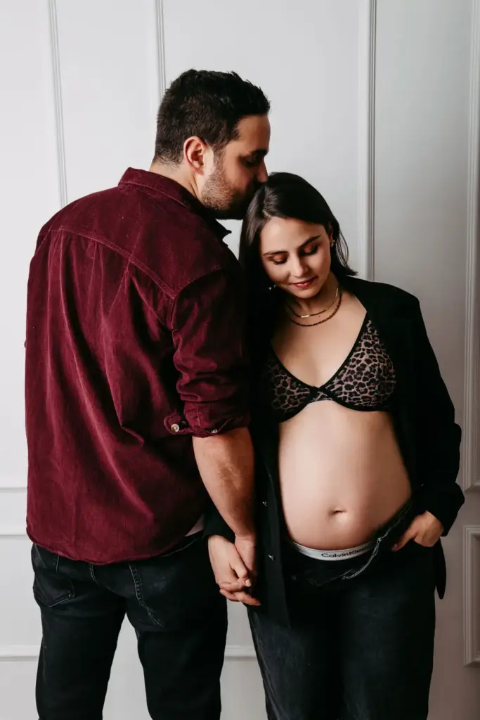 Emotionale Babybauchfotos mit Papa im Studio