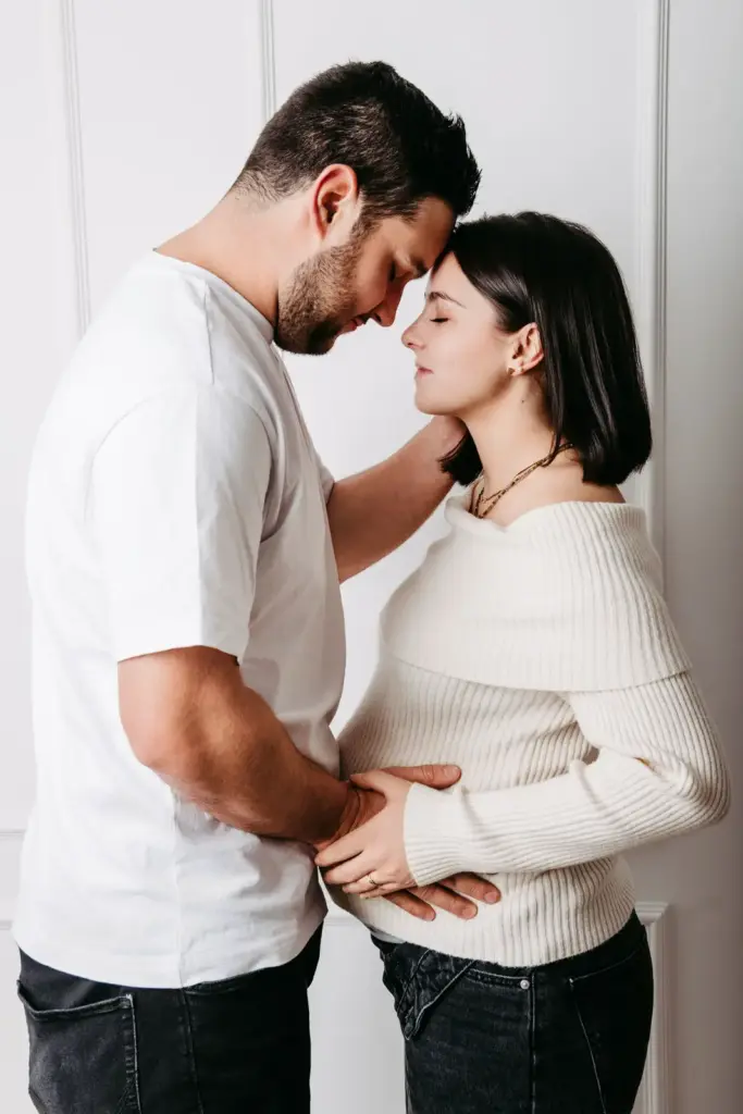 Babybauchbilder Paar Hände auf Bauch Studio