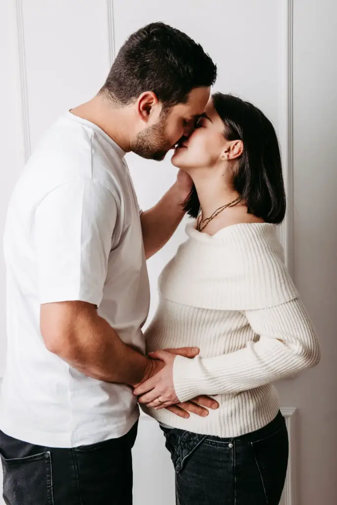 Ruhige Babybauchfotos im Studio mit cleanem Look Beschreibung: