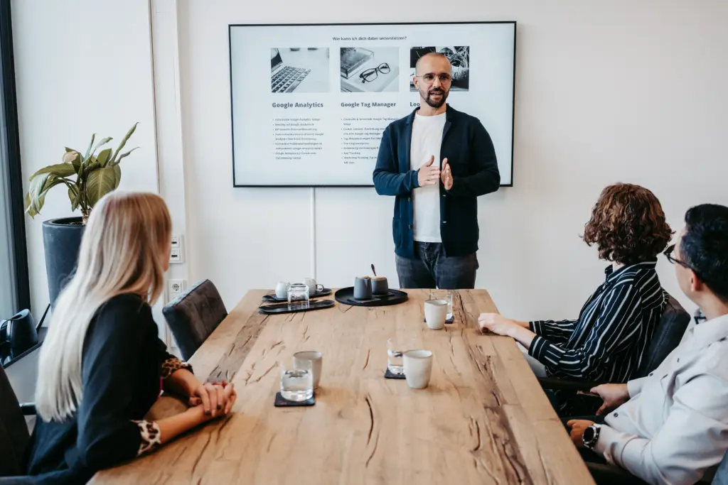 Zwei Mitarbeiter lachen zusammen in der Arbeitsumgebung