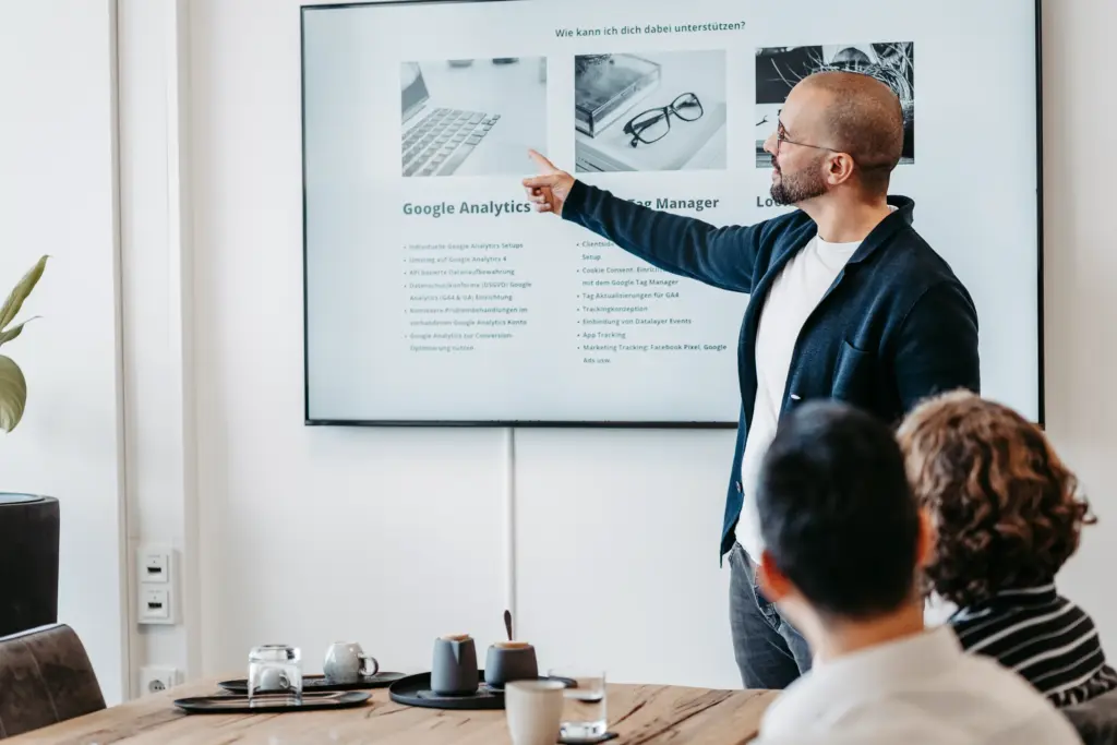 Zwei Mitarbeiter diskutieren Ideen bei einem Brainstorming im Loft