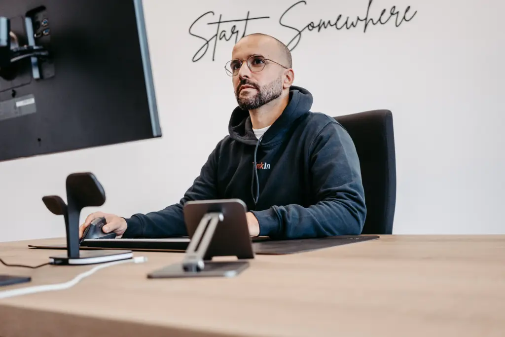 Mitarbeiter macht Notizen während einer Beratung im Loft-Büro