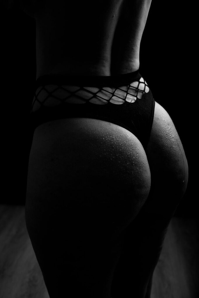 Frau beim Aktshooting im Studio, Licht und Schatten betonen die Silhouette.