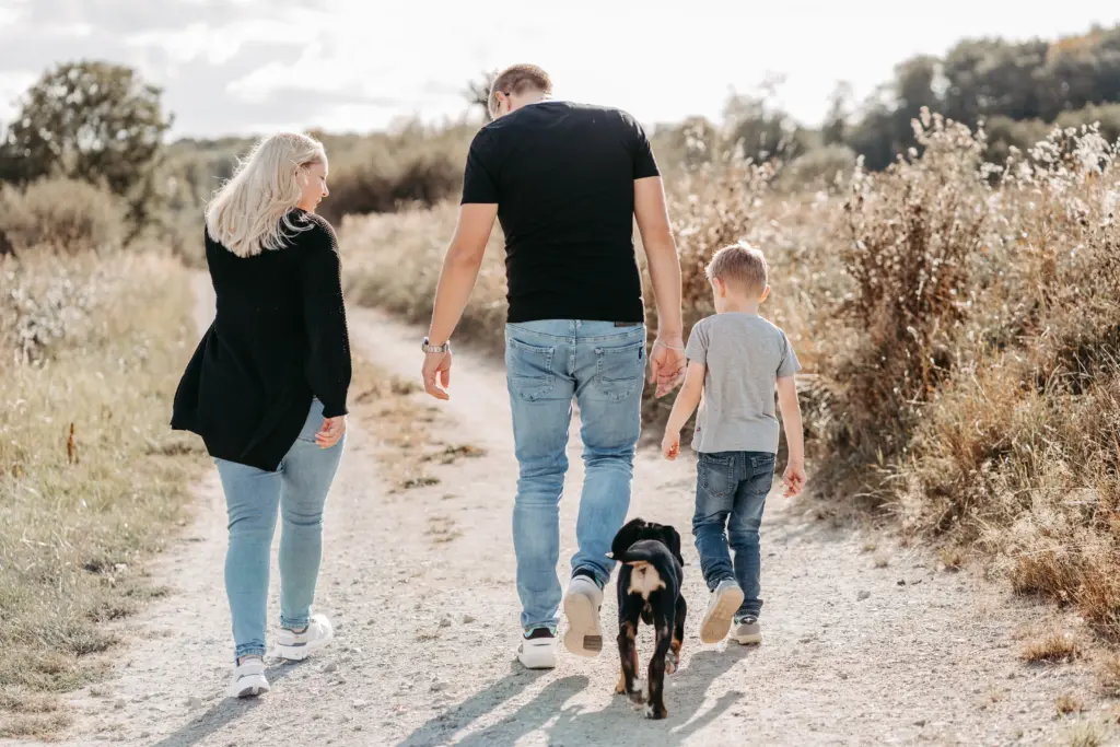 Kinder spielen mit Hund im Feld bei Limburg.