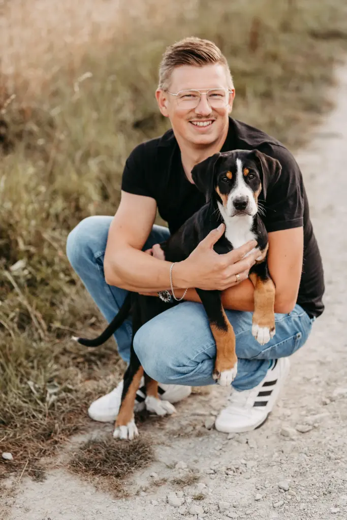 Kinder spielen mit Hund im Feld bei Limburg.