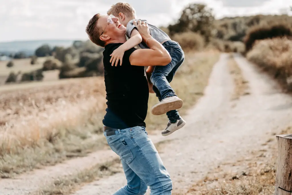 Eltern, Kinder und Hund in Nahaufnahme im Feld bei Koblenz.