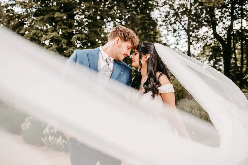 Braut und Bräutigam beim First-Look im Katholischen Sozialen Institut Siegburg.