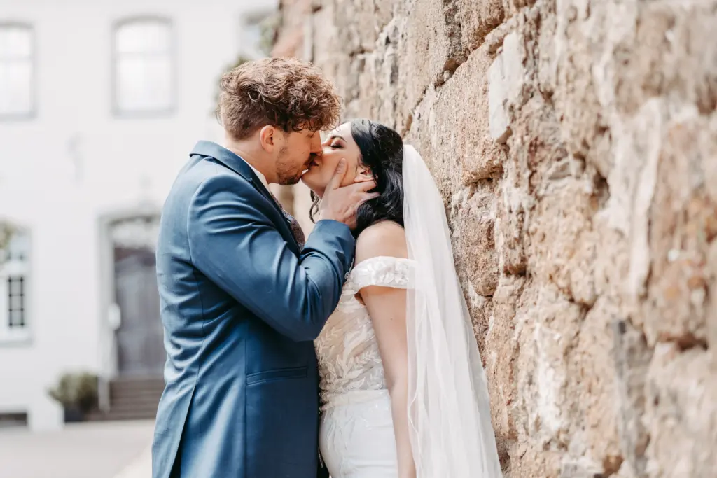 Brautpaar im historischen Gebäude für ein Porträtshooting.