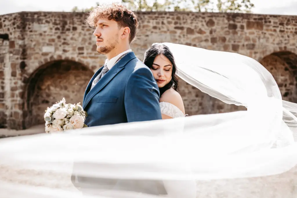 Braut und Bräutigam beim ersten Blick aufeinander, Siegburg.