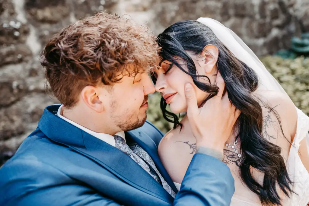 Nahaufnahme des Brautpaares beim First-Look in Siegburg.