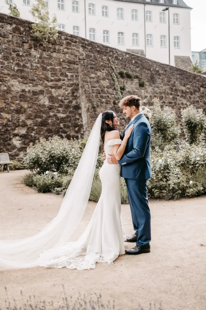 Porträt des Brautpaares im historischen Gebäude Siegburg.