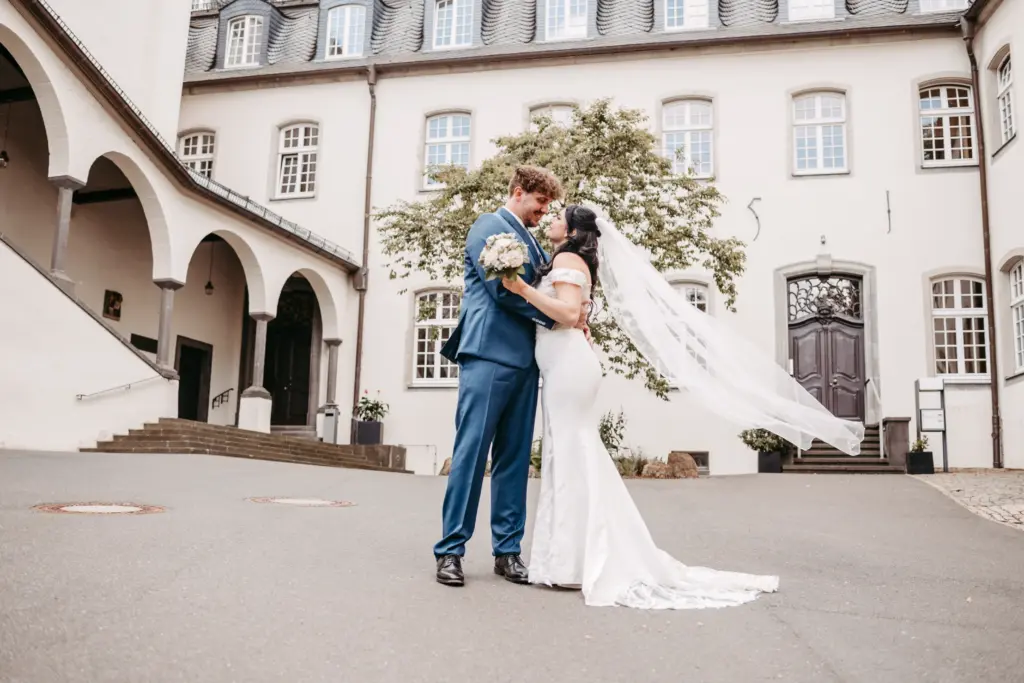 Braut und Bräutigam schauen sich verliebt an, Porträtfoto.