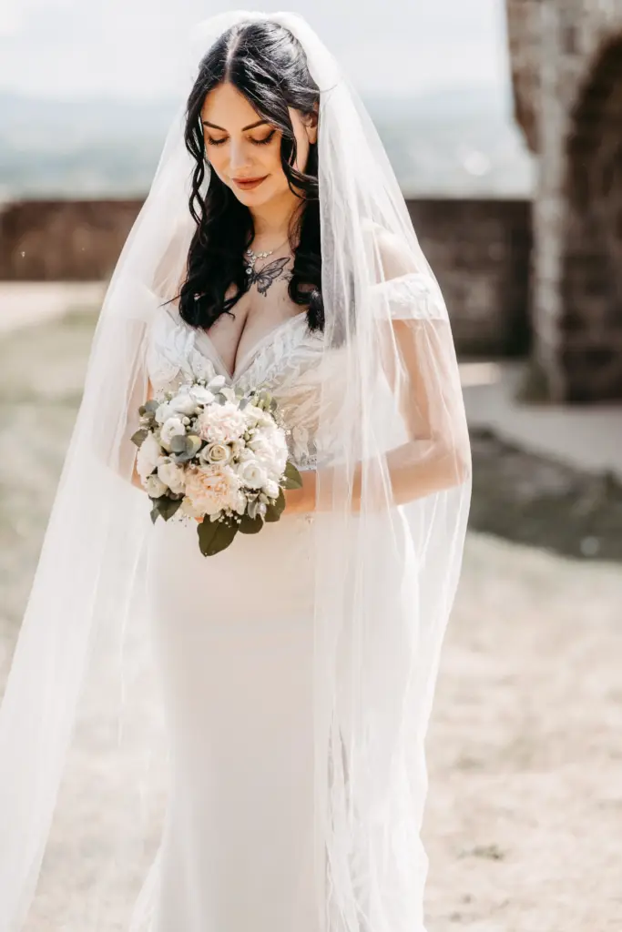 Emotionale Momente während der Trauung, Brautpaar in Siegburg. Authentische Hochzeitsfotografie, die Nähe und Stimmung der Zeremonie einfängt.