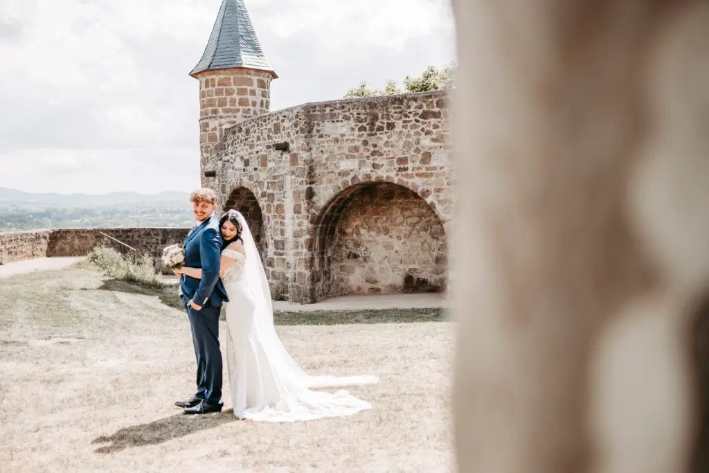 Nahaufnahme der Hände des Brautpaares während der Trauung.