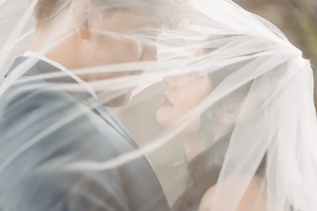 Lachen und Freude während der freien Trauung in Siegburg.