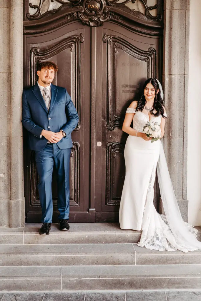 Brautpaar beim Porträtshooting im Katholischen Sozialen Institut Siegburg.