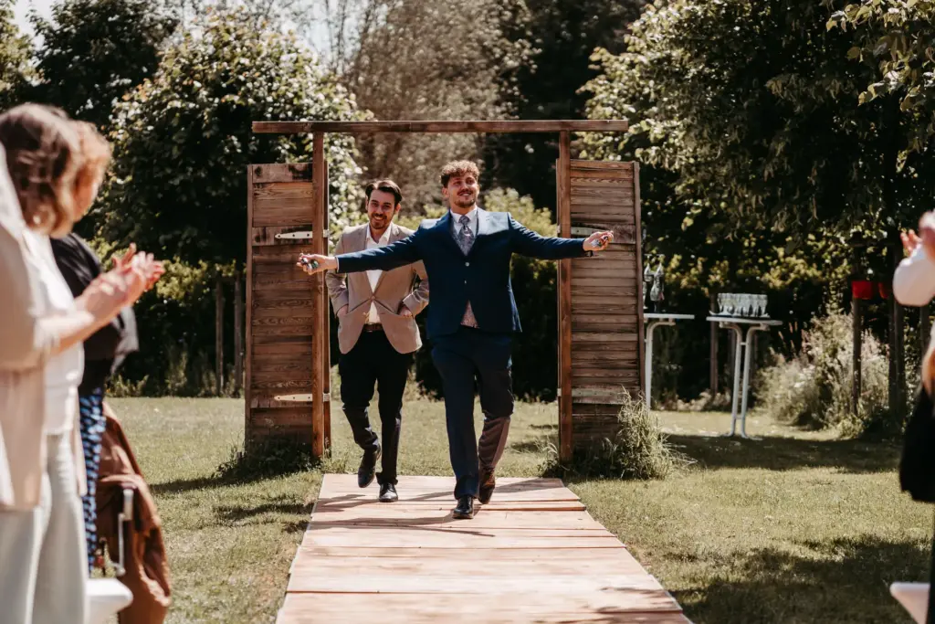 Braut und Bräutigam lachen während des Shootings im Klosterambiente.