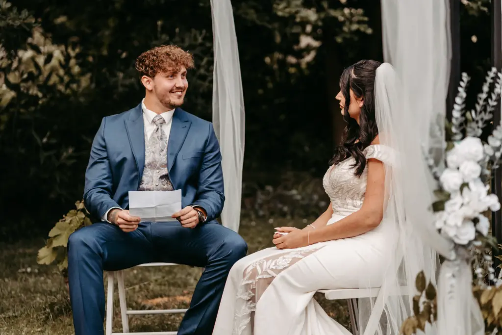 Detailaufnahme von Hochzeitsringen und Händen des Brautpaares.