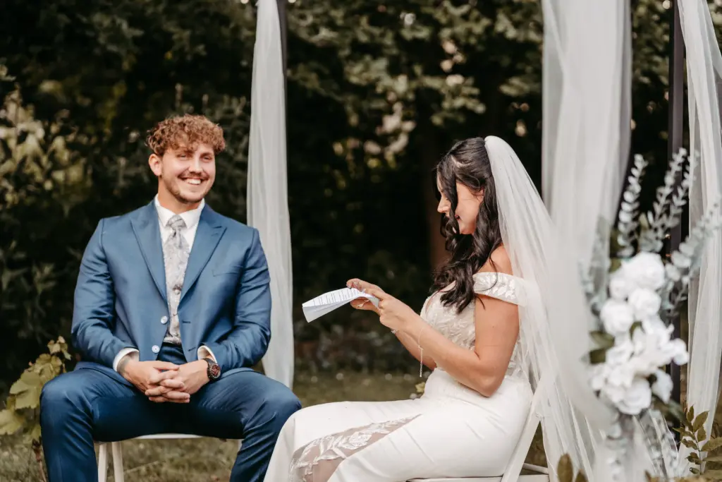 Porträtaufnahme des Brautpaares im historischen Raum.