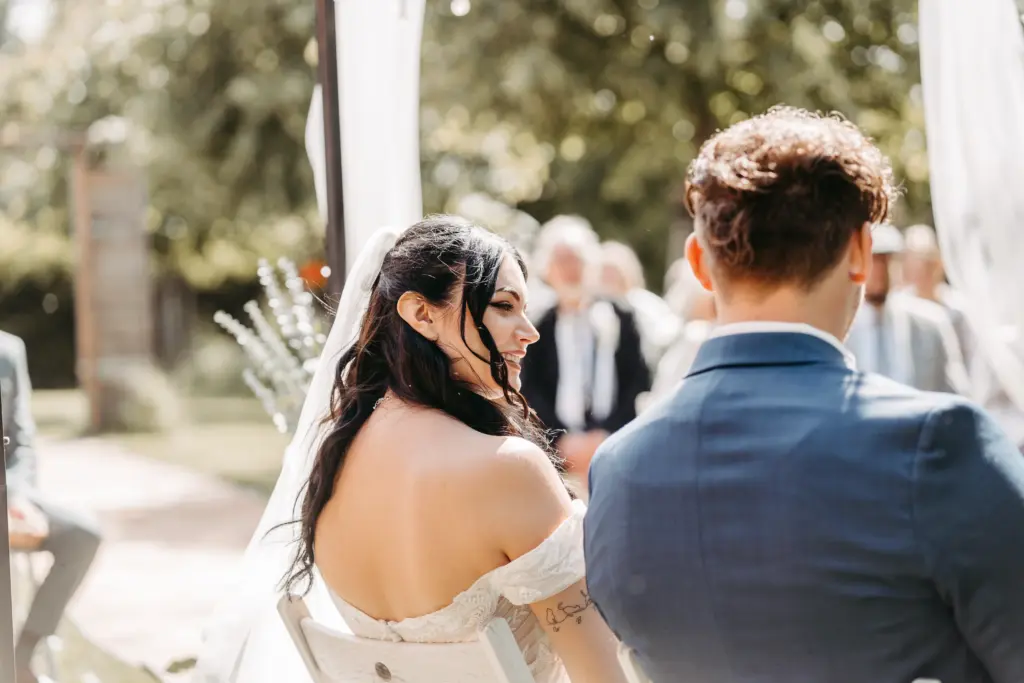 Brautpaar in inniger Umarmung während des Shootings.