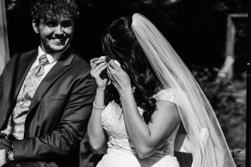 Braut und Bräutigam lächeln entspannt in die Kamera.