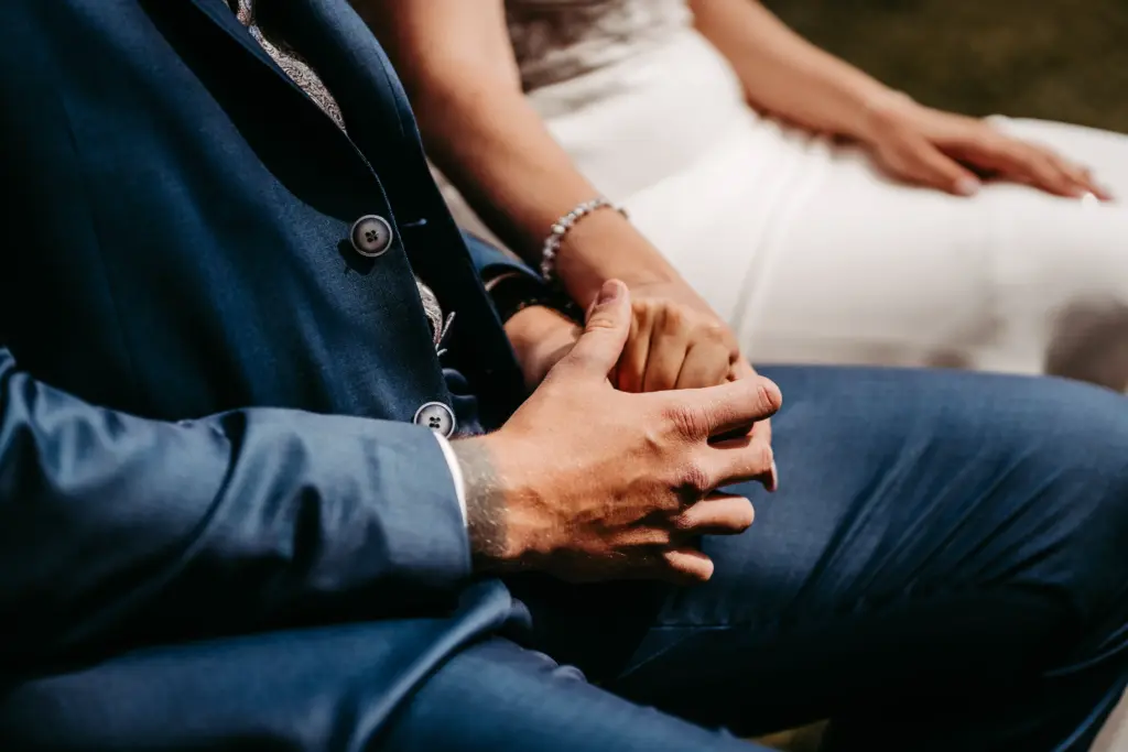 motionale Reaktionen der Gäste während der Trauung.