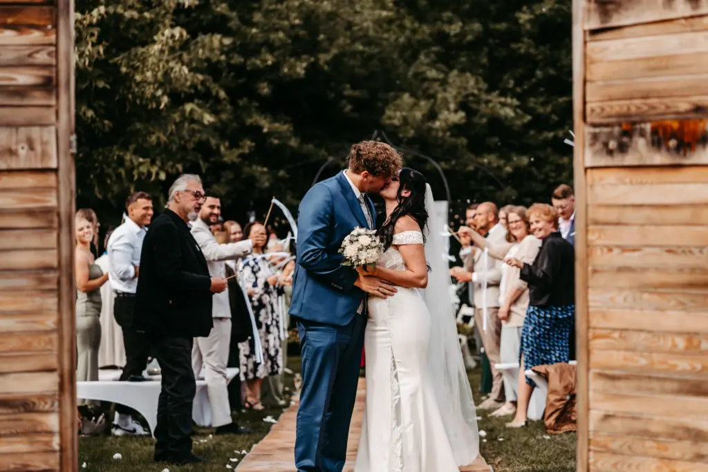 Brautpaar beim Spaziergang im historischen Gebäude.