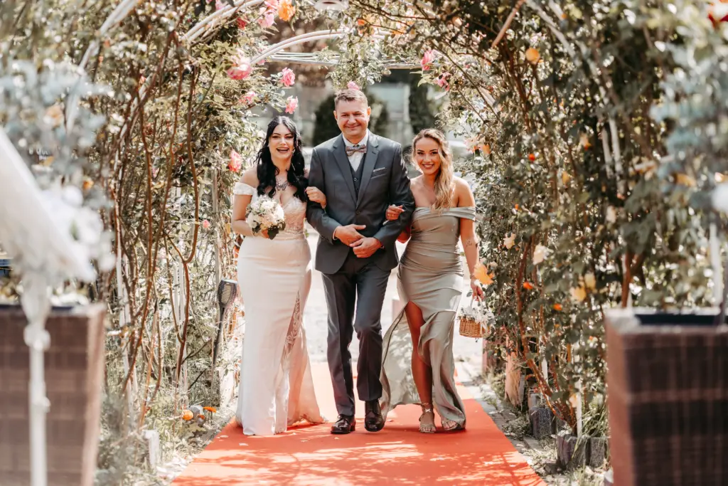 Brautpaar lacht beim Shooting im historischen Ambiente.