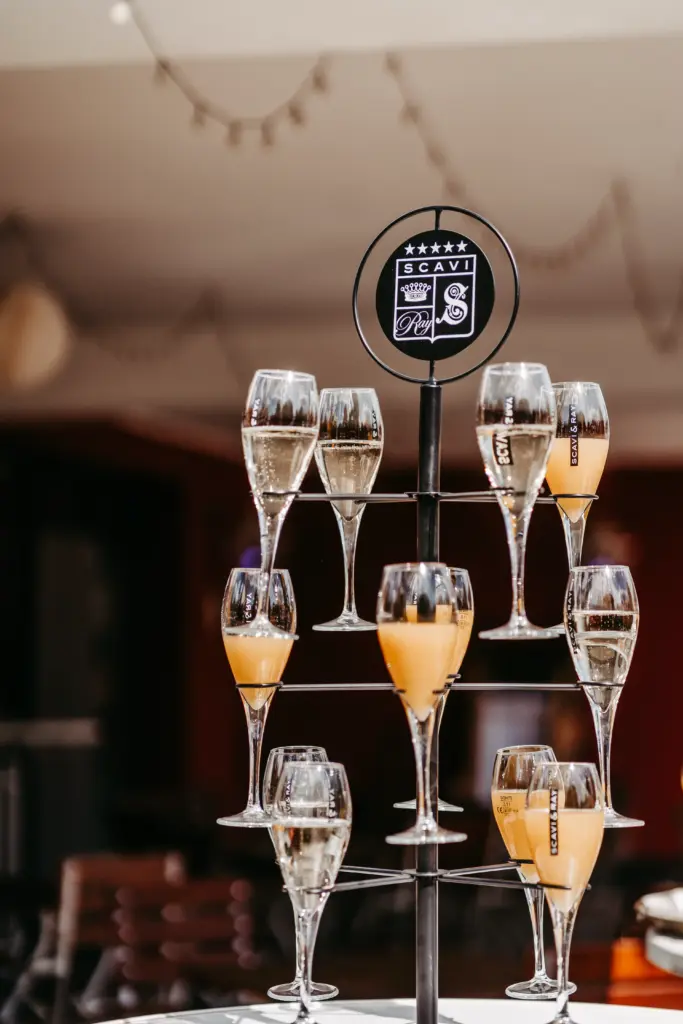 Nahaufnahme von Braut und Bräutigam, Blickkontakt.