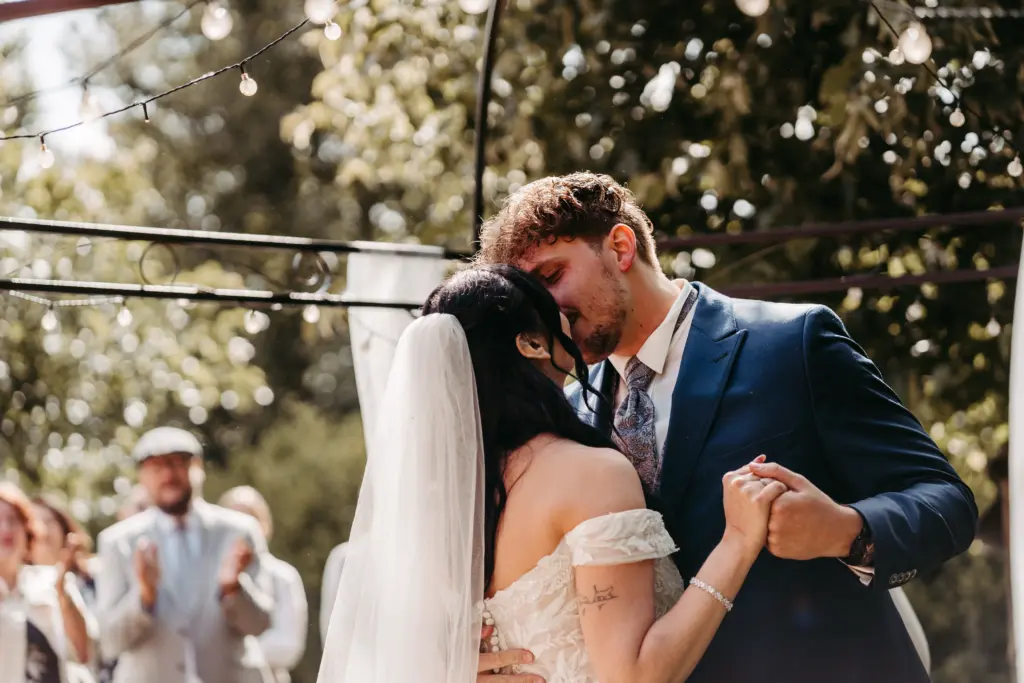 Brautpaar beim entspannten Porträtshooting.