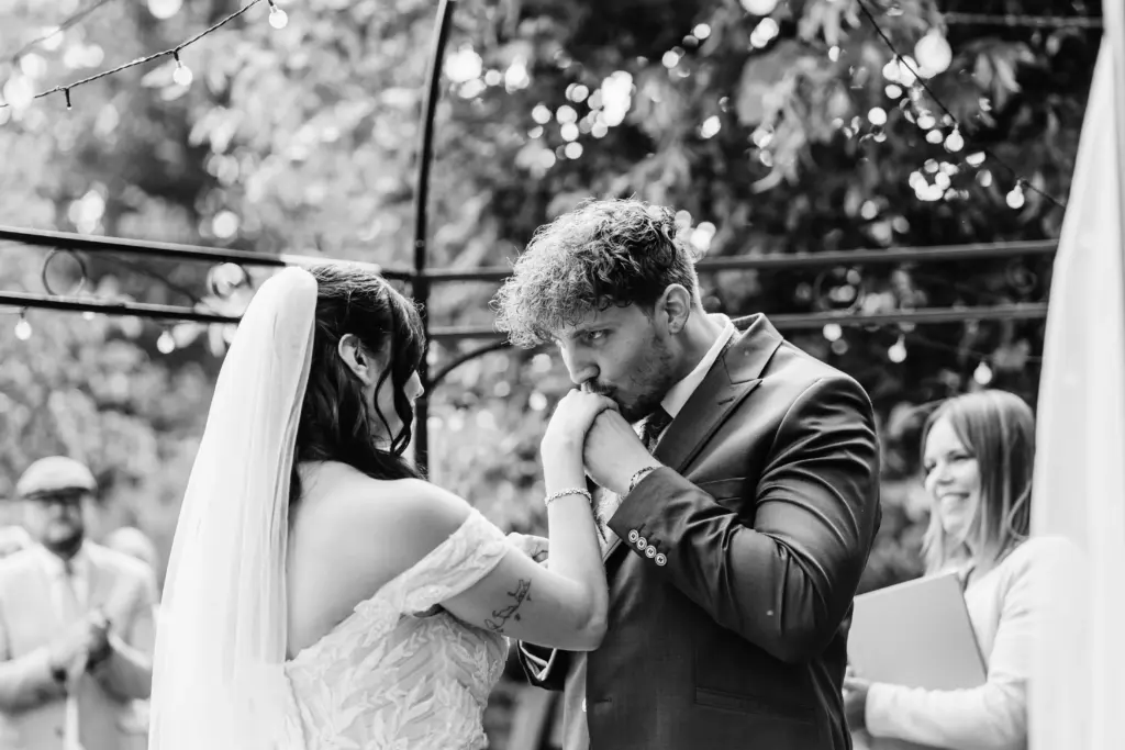 Intime Porträtaufnahme des Brautpaares im Gebäude.