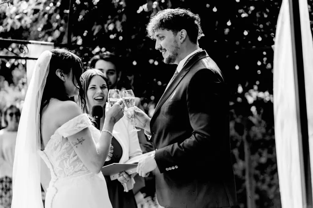 Brautpaar lacht während der Zeremonie.