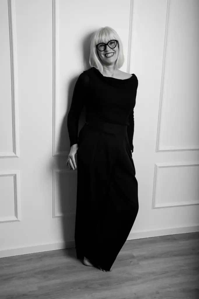 Porträt einer Frau im Fotostudio, entspannt und selbstbewusst.