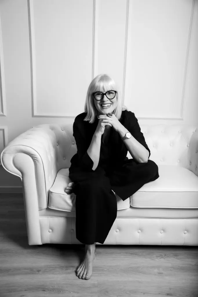 Porträtfoto im Studio mit ästhetischem Lichtspiel.