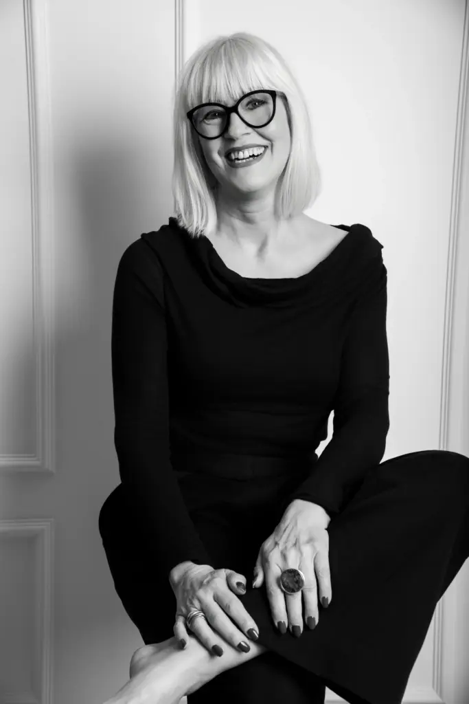 Nahaufnahme einer Frau im Fotostudio, authentisches Porträt.